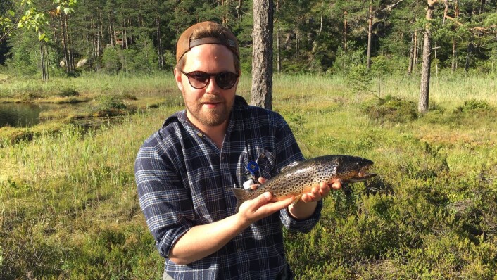 Petter fikk en fisk på 700 gram. Foto: Bård Hammer Petter fikk en fisk på 700 gram. Foto: Bård Hammer