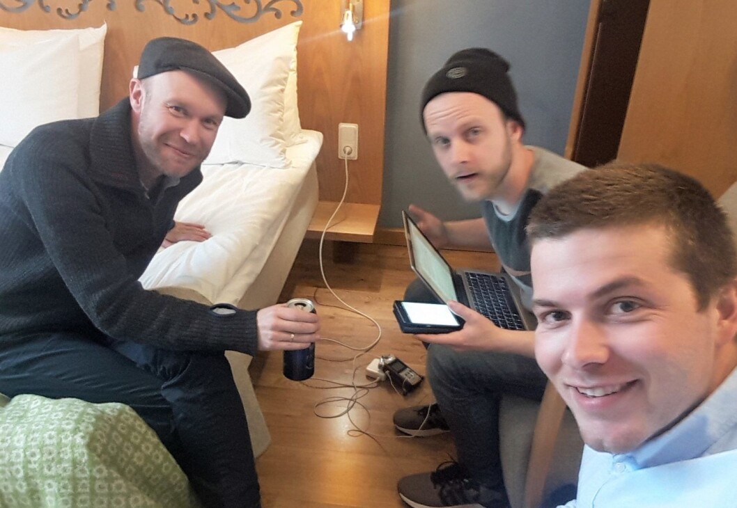 På sengekanten med musiker og fluefiskerentusiast Håvard Stubø (t.v.) Mickelsen i midten og Holter til høyre på bildet. Foto: Tobias Holter På sengekanten med musiker og fluefiskerentusiast Håvard Stubø (t.v.) Mickelsen i midten og Holter til høyre på bildet. Foto: Tobias Holter