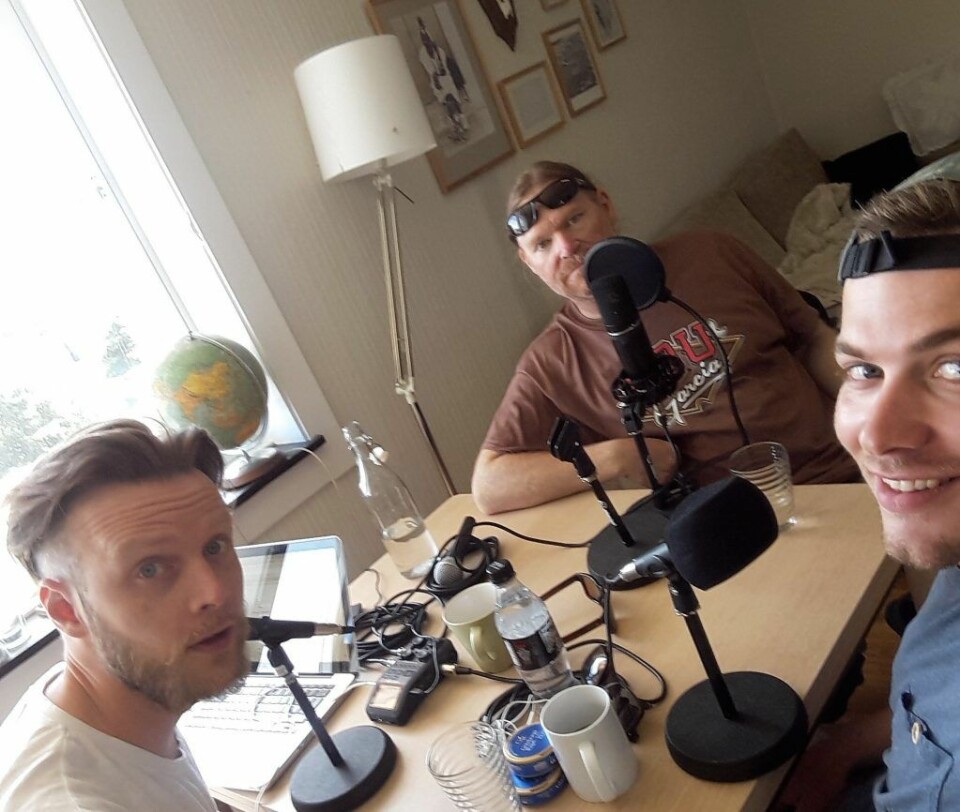 Podcasten med musiker og skribent Cato Bekkevold (i midten) er til nå 'Fisk og preik' sin mest populære podcast. Her fra hjemmestudioet på Valle-Hovin. Foto: Tobias Holter