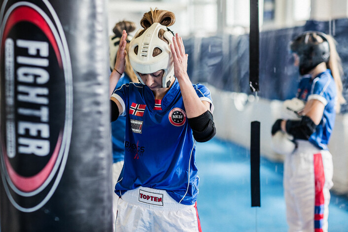 Monica Engeset tar på hjelmen før hun tar en kamprunde med Næss. Foto: Stine Raastad