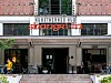 Neonskilt Metall til butikken Shangri-la, som lå på Jernbanetorget til 2024, smykker nå Høstutstillingen og kan bli ditt for 700 000 kroner.