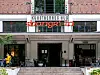 Neonskilt Metall til butikken Shangri-la, som lå på Jernbanetorget til 2024, smykker nå Høstutstillingen og kan bli ditt for 700 000 kroner.