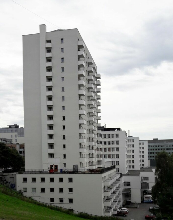 Thorvald Meyersgate 5 er trolig Norges nest høyeste boligblokk. Høyblokka står oppå en fem-etasjer. Foto: Anders Høilund