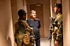 Her prater beboer Geir Hovland med Anders Agnor (til høyre) og soldat Ankush Arora, senere på dagen etter at soldatene hadde evakuert beboerne.
