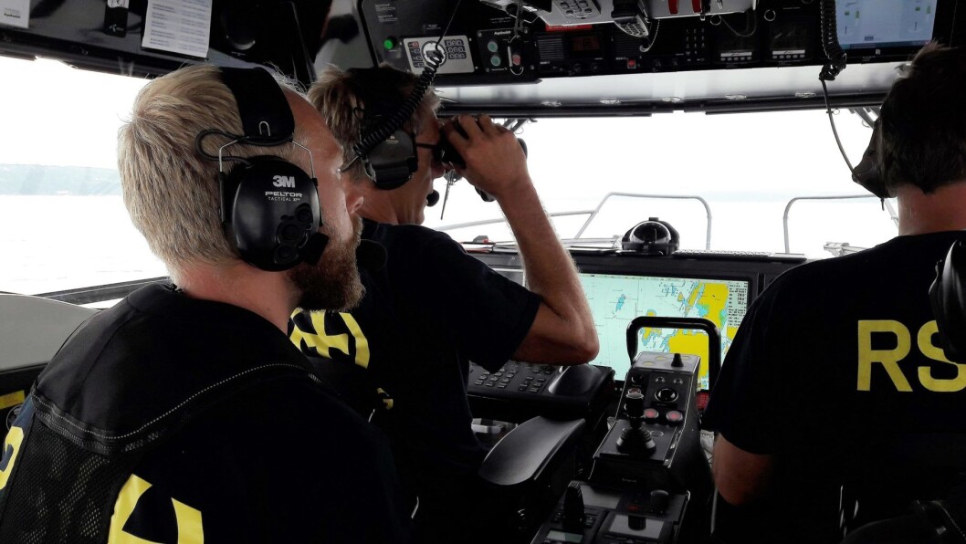 Med kikkerten fanger Johan Malm opp en havarist øst for Gåsøya. Foto: Anders Høilund Med kikkerten fanger Johan Malm opp en havarist øst for Gåsøya. Foto: Anders Høilund