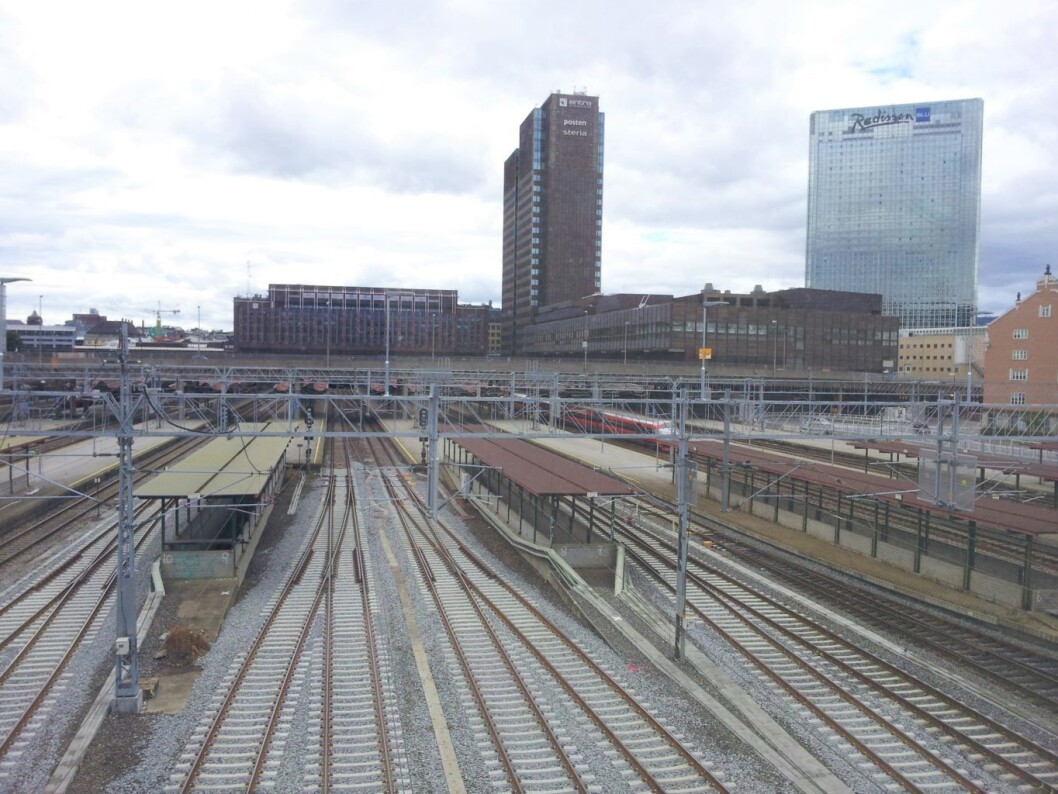 Oslo S vil være helt stengt for togtrafikk lørdag og søndag. Foto: Wikimedia Commons Oslo S vil være helt stengt for togtrafikk lørdag og søndag. Foto: Wikimedia Commons