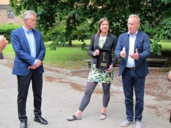 Representant fra Forsvarsbygg, byråd Hanna Marcussen og byrådsleder Raymond Johansen. Foto: Susanne Skaug/VårtOslo Representant fra Forsvarsbygg, byråd Hanna Marcussen og byrådsleder Raymond Johansen. Foto: Susanne Skaug/VårtOslo