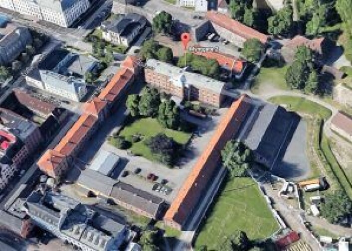 Myntgata-kvartalet. Kommunen har kjøpt alle byggene som danner firkanten. Det største bygget, kalt Kavalerikasernen vurderes brukt som videregående skole. I enden ligger den gule "tyskerbrakka" som ikke er vernet og skal rives. Foto: Google maps Myntgata-kvartalet. Kommunen har kjøpt alle byggene som danner firkanten. Det største bygget, kalt Kavalerikasernen vurderes brukt som videregående skole. I enden ligger den gule "tyskerbrakka" som ikke er vernet og skal rives. Foto: Google maps