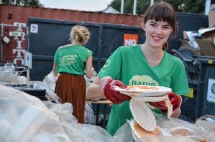 I fjor satte Øyafestivalen egen gjenvinningsrekord. Takket være frivillige fra Natur og Ungdom ble hele 72% av avfallet fra festivalen kildesortert og brukt til å lage nye ting, i steden for at avfallet ble brent. Foto: Amanda Iversen Orlich I fjor satte Øyafestivalen egen gjenvinningsrekord. Takket være frivillige fra Natur og Ungdom ble hele 72% av avfallet fra festivalen kildesortert og brukt til å lage nye ting, i steden for at avfallet ble brent. Foto: Amanda Iversen Orlich