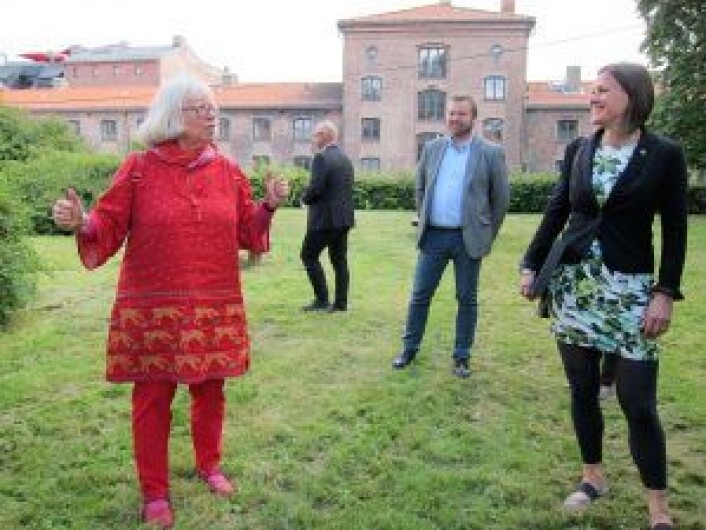 Byantikvar Janne Wilberg forteller historien bak Myntgata-kvartalet, som ble bygget på slutten av 1800-tallet. Foto: Susanne Skaug/VårtOslo Byantikvar Janne Wilberg forteller historien bak Myntgata-kvartalet, som ble bygget på slutten av 1800-tallet. Foto: Susanne Skaug/VårtOslo