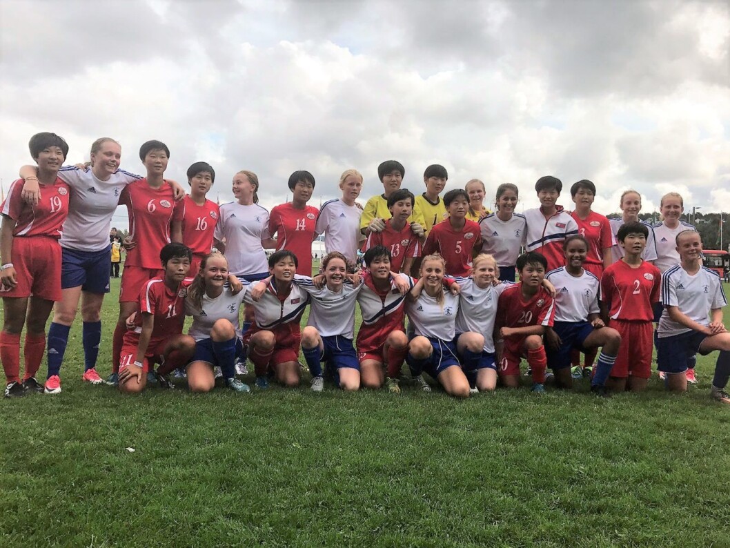 Caltexløkka utvides. Her er Lille Tøyens jenter 14-lag sammen med Nord Koreas jentelag fra Pyongyang International Fotball School på Norway Cup i sommer. Foto: Privat Caltexløkka utvides. Her er Lille Tøyens jenter 14-lag sammen med Nord Koreas jentelag fra Pyongyang International Fotball School på Norway Cup i sommer. Foto: Privat