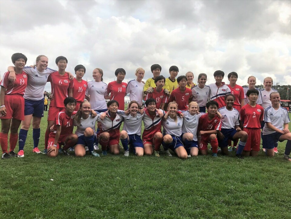 Caltexløkka utvides. Her er Lille Tøyens jenter 14-lag sammen med Nord Koreas jentelag fra Pyongyang International Fotball School på Norway Cup i sommer. Foto: Privat