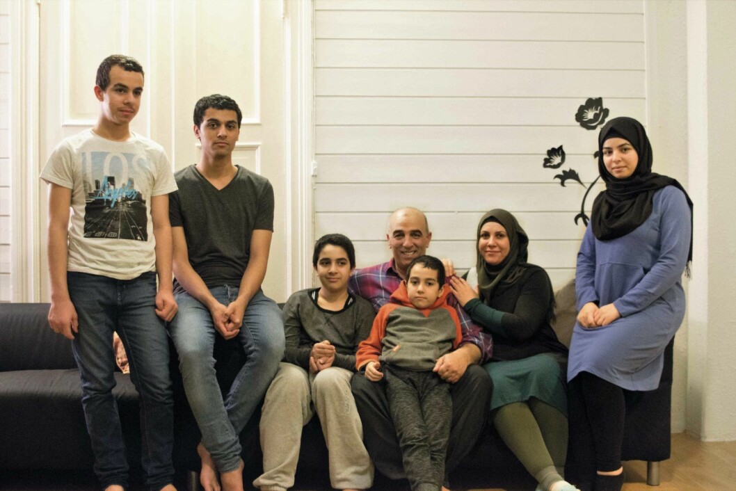Familien Azzam flyktet fra et krigsherjet Syria. Fra høyre: Amal, Nissreen Ali, Abdalsalam, Taheer, Osama, Mohammad og Umran Azzam. Foto: Boligbygg