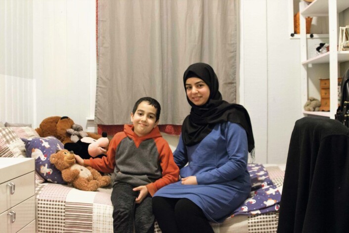 Lillebror Taheer med storesøster Amal, som drømmer om å bli bioingeniør. Foto: Boligbygg Lillebror Taheer med storesøster Amal, som drømmer om å bli bioingeniør. Foto: Boligbygg