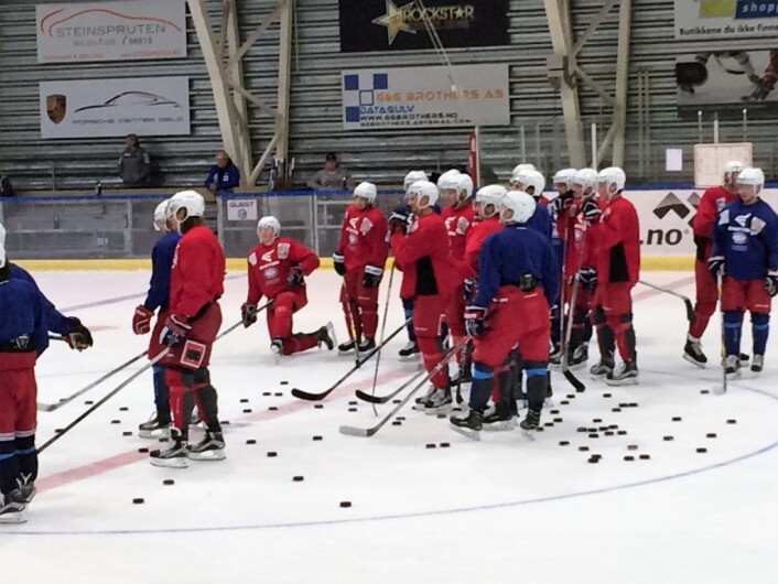 Første istrening for VIF hockey ble innledet med strippestraffer i Ungdomshallen på Jordal. Foto: Edvin August Velle Første istrening for VIF hockey ble innledet med strippestraffer i Ungdomshallen på Jordal. Foto: Edvin August Velle
