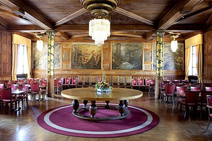 Det runde bordet, hvor personene som satt rundt, alle skulle være likemenn. Foto: Ringnes ølsenter Det runde bordet, hvor personene som satt rundt, alle skulle være likemenn. Foto: Ringnes ølsenter