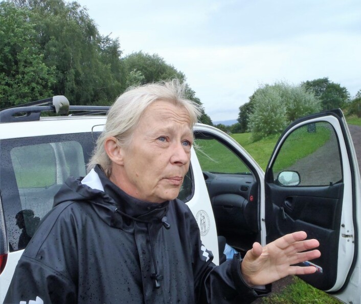Botaniker Kristina Bjureke fraktet planter til utplanting fra Naturhistorisk museum og opp på Ola Narr, hvor frøene ble samlet inn i fjor høst. Foto: Anders Høilund Botaniker Kristina Bjureke fraktet planter til utplanting fra Naturhistorisk museum og opp på Ola Narr, hvor frøene ble samlet inn i fjor høst. Foto: Anders Høilund