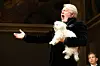 Thomas Rudd, styreleder i Opera til folket, fra konserten i aulaen i fjor. Her med Daisy.