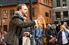 Robert Skovly synger for publikum fra Operavandring i Kvadraturen i 2024, på 400 årsjubileet for grunnleggelsen av Christiania på nøyaktig same dag 400 år sendere.