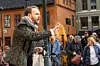 Robert Skovly synger for publikum fra Operavandring i Kvadraturen i 2024, på 400 årsjubileet for grunnleggelsen av Christiania på nøyaktig same dag 400 år sendere.