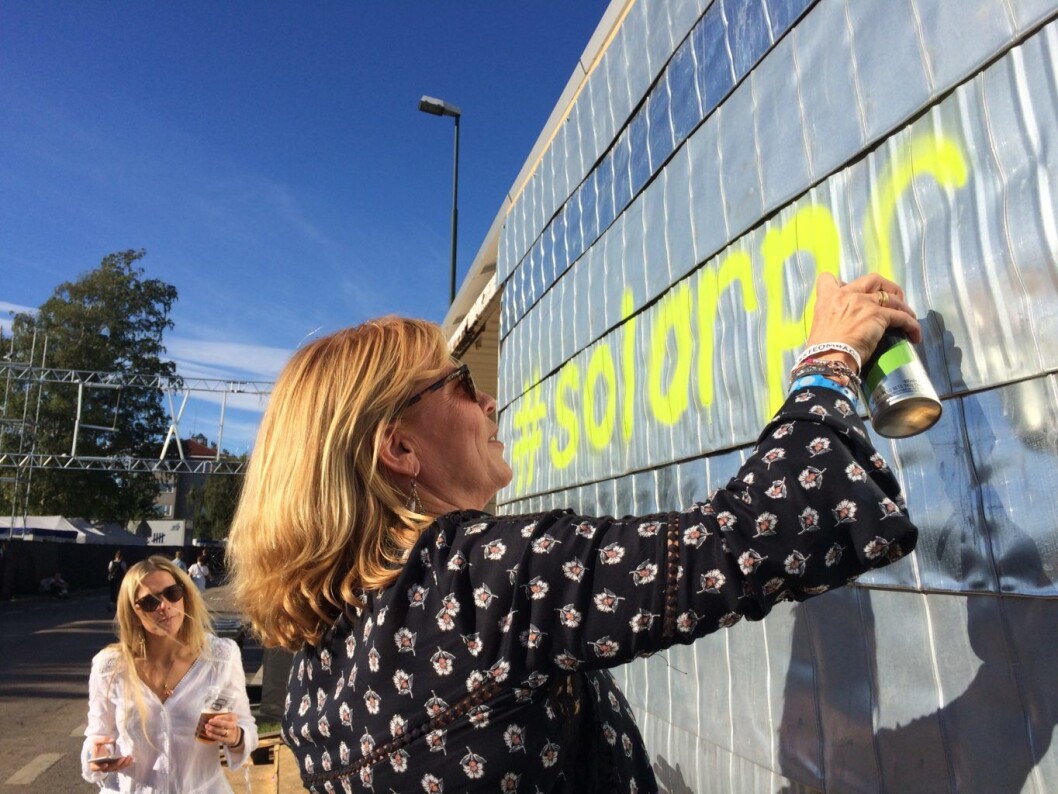 Rådgivere fra Hjellnes Consult gir nytt liv til gammel container på Øyafestivalen – og en passende hashtag: #solarpod. Foto: Øyafestivalen Rådgivere fra Hjellnes Consult gir nytt liv til gammel container på Øyafestivalen – og en passende hashtag: #solarpod. Foto: Øyafestivalen