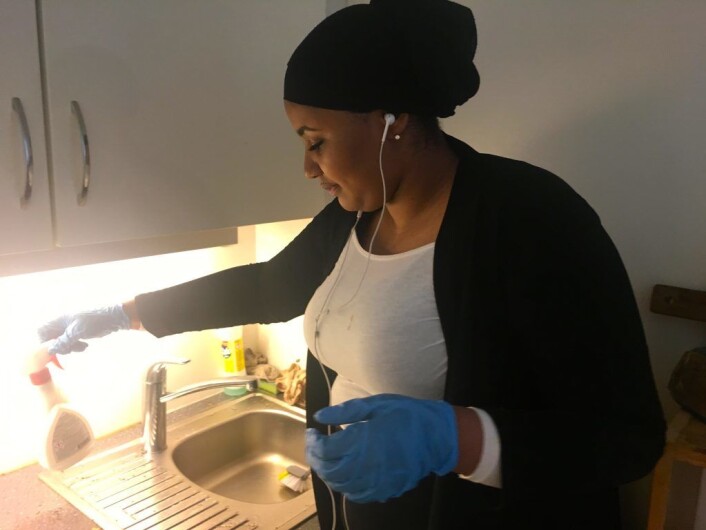 Iman i god gang med vasking hos Samuel. Foto: Live Drønen Iman i god gang med vasking hos Samuel. Foto: Live Drønen