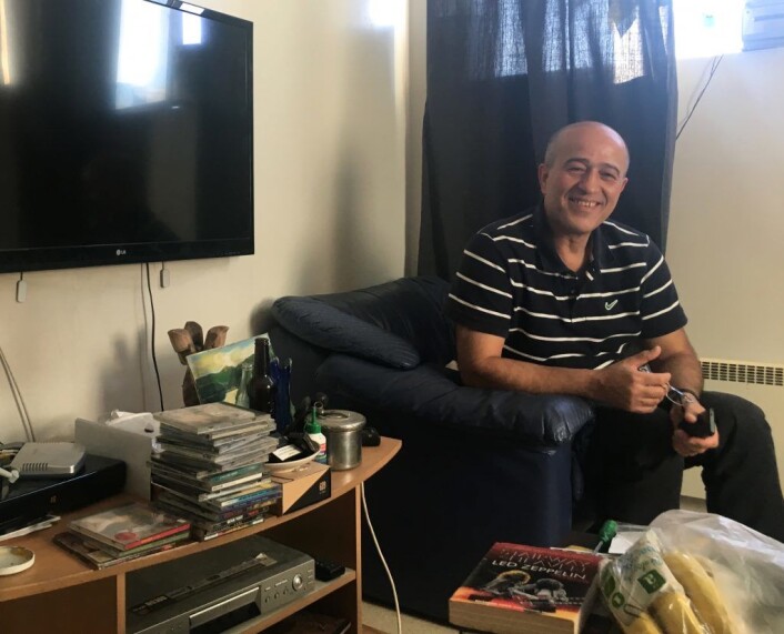 Majid er ofte med ungdommene til de eldre, og følger dem godt opp. Foto: Live Drønen Majid er ofte med ungdommene til de eldre, og følger dem godt opp. Foto: Live Drønen