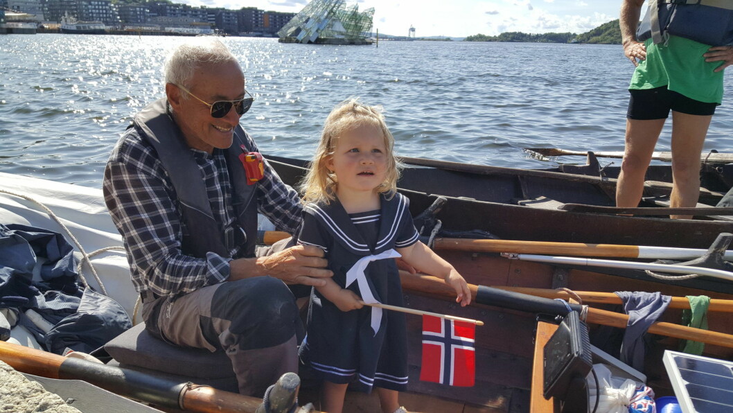 Clamer Meltzers barnebarn Julia (2.5 år) fikk prøve ut sjølivet på robåten hans ved Operaen, og trivdes så godt at hun ikke ville bli landkrabbe igjen på et kvarters tid. Foto: Tarjei Kidd Olsen