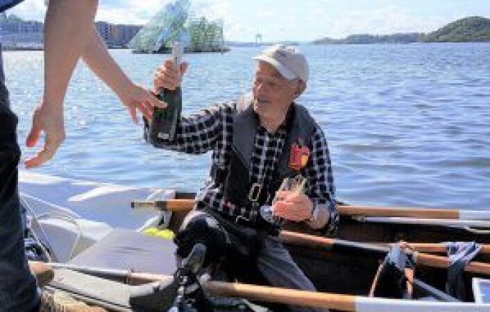 Når man nettopp har rodd 140 mil bør det feires, og det sørget venner og familie for på operataket i dag. Foto: Tarjei Kidd Olsen Når man nettopp har rodd 140 mil bør det feires, og det sørget venner og familie for på operataket i dag. Foto: Tarjei Kidd Olsen