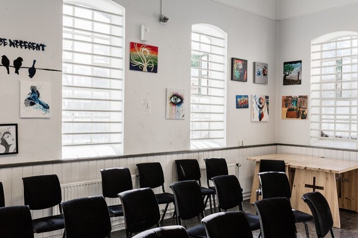 Veggene i lokalet var dekorert med bilder, de fleste av bildene hadde fuglemotiv. Foto: Stine Raastad Veggene i lokalet var dekorert med bilder, de fleste av bildene hadde fuglemotiv. Foto: Stine Raastad