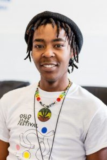 Trommeslager Tefo Mahola slengte noen vitser ute på gata, men også han kjente alvoret da de unge musikerne ble fulgt inn bak murene i Oslo fengsel. Foto: Stina Raastad Trommeslager Tefo Mahola slengte noen vitser ute på gata, men også han kjente alvoret da de unge musikerne ble fulgt inn bak murene i Oslo fengsel. Foto: Stina Raastad