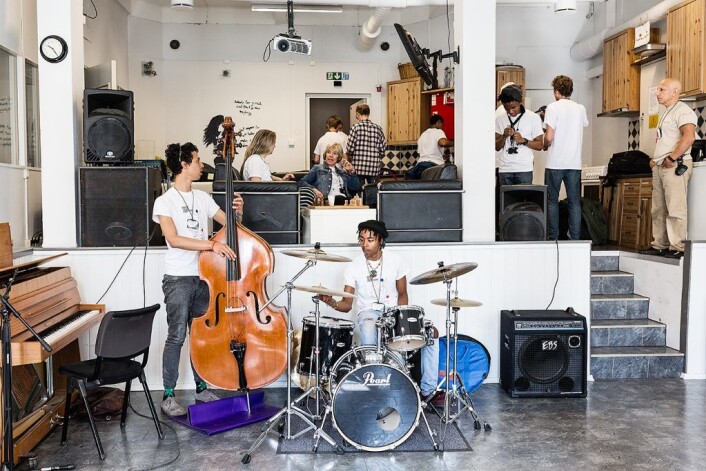 Lokalet i Oslo fengsel var lite, og musikerne kom tatt på publikum. Her gjør Shakeel Cullis og Tefo Mahola i INIT fra Cape Town seg klare. Foto: Stine Raastad Lokalet i Oslo fengsel var lite, og musikerne kom tatt på publikum. Her gjør Shakeel Cullis og Tefo Mahola i INIT fra Cape Town seg klare. Foto: Stine Raastad