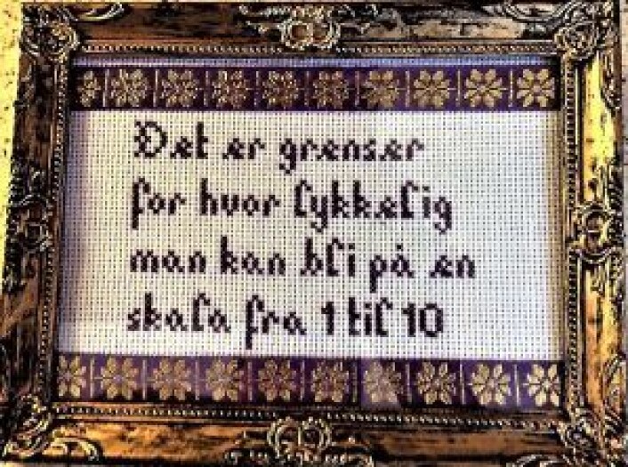 Det er grenser for hvor lykkelig man kan bli på en skala fra 1 til 10, av Rigmor Lindberg (broderi) og Nils Fredrik Nielsen (tekst). Foto: Rigmor Lindberg. Det er grenser for hvor lykkelig man kan bli på en skala fra 1 til 10, av Rigmor Lindberg (broderi) og Nils Fredrik Nielsen (tekst). Foto: Rigmor Lindberg.