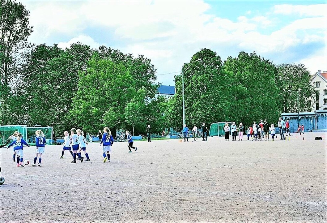 Grusbanen på Klosterenga som kommunen vil gjøre om til kunstgressbane, stort sett forbeholdt Sportsklubben Sterling. Foto: Klosterengas Venner Grusbanen på Klosterenga som kommunen vil gjøre om til kunstgressbane, stort sett forbeholdt Sportsklubben Sterling. Foto: Klosterengas Venner