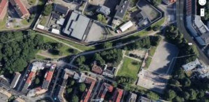 Grusbanen (til høyre på kartet) tar stor plass i parken. Satellittkart: Google Maps Grusbanen (til høyre på kartet) tar stor plass i parken. Satellittkart: Google Maps