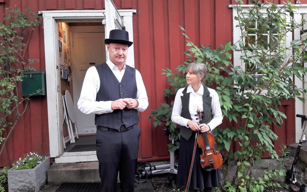 Før vi går inn til teaterforestillingen forteller Jørn Morstad og Hege Rimestad om klorutslippet i 2011. Foto: Ander Høilund Før vi går inn til teaterforestillingen forteller Jørn Morstad og Hege Rimestad om klorutslippet i 2011. Foto: Ander Høilund