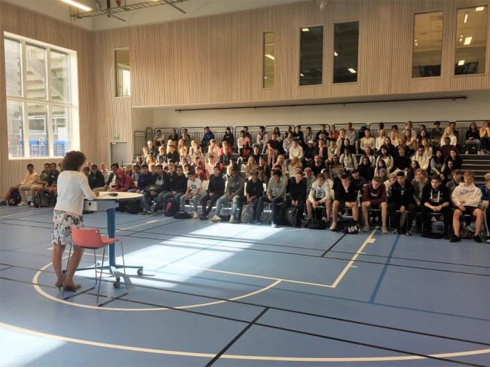 Forventningsfulle elever hører på rektor tale i flerbrukshallen på deres nye skole. Foto: Vegard Velle Forventningsfulle elever hører på rektor tale i flerbrukshallen på deres nye skole. Foto: Vegard Velle