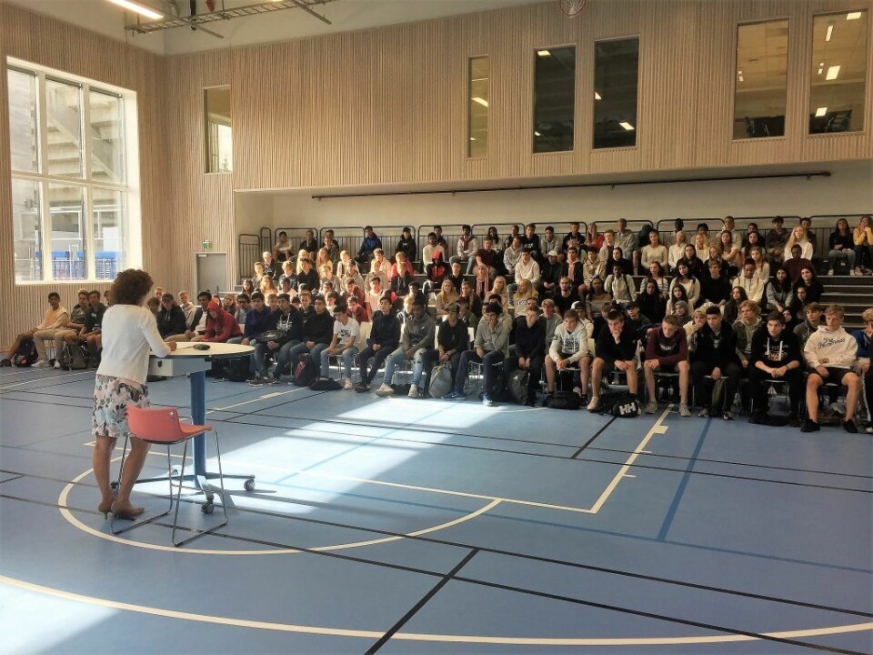 Forventningsfulle elever hører på rektor tale i flerbrukshallen på deres nye skole. Foto: Vegard Velle