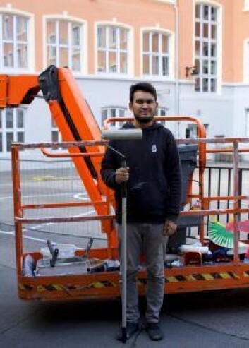 Kunstneren Rustam QBic rett etter at han er ferdig med veggmaleri på Tøyen skole. Foto: Merethe Ruud Kunstneren Rustam QBic rett etter at han er ferdig med veggmaleri på Tøyen skole. Foto: Merethe Ruud