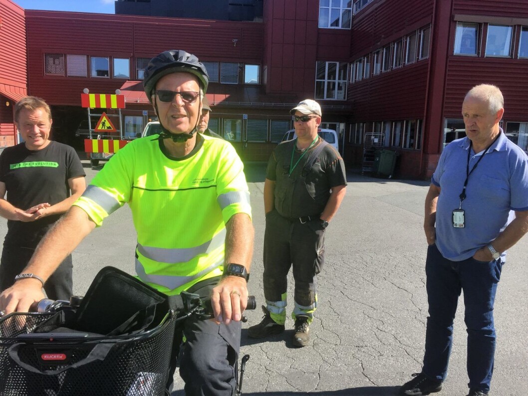 Gutta i vann og avløp beundrer den nyinnkjøpte elsykkelen. Terje Gåserud er prøvekanin. Til venstre, sykkelselger Hans Håvard Kvisle. Foto: Vegard Velle Gutta i vann og avløp beundrer den nyinnkjøpte elsykkelen. Terje Gåserud er prøvekanin. Til venstre, sykkelselger Hans Håvard Kvisle. Foto: Vegard Velle