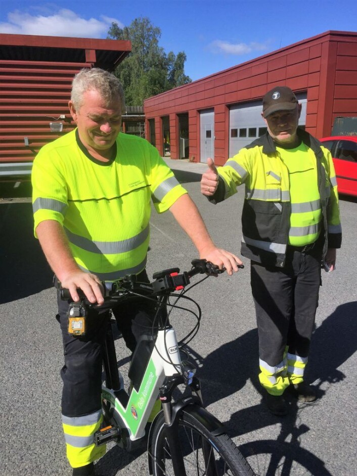 Jan Tore Bottolfs på sykkel, flankert av Terje Carlsen. Begge kjører til vanlig suge- og spylebil. Foto: Vegard Velle Jan Tore Bottolfs på sykkel, flankert av Terje Carlsen. Begge kjører til vanlig suge- og spylebil. Foto: Vegard Velle