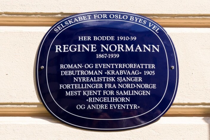Dette skiltet står nå ved Stensgata 3 og skal hedre Regine Normann, som bodde her i tyve år. Foto: Kristijan Velkovskij Dette skiltet står nå ved Stensgata 3 og skal hedre Regine Normann, som bodde her i tyve år. Foto: Kristijan Velkovskij