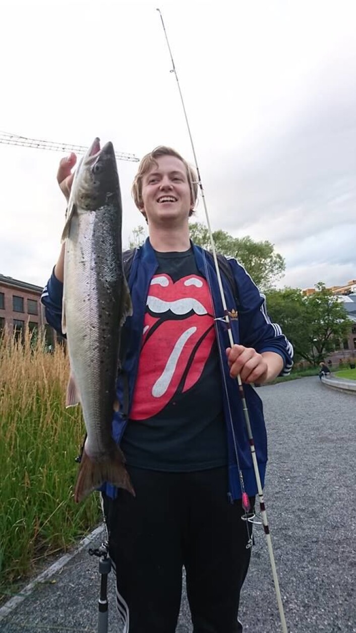 Karl Andreas Lundvold med laks fra Akerselva og med fin, urban Rolling Stones T-skjorte. Foto: Dag Øivind Ingierd Karl Andreas Lundvold med laks fra Akerselva og med fin, urban Rolling Stones T-skjorte. Foto: Dag Øivind Ingierd