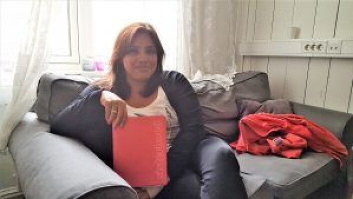 Isabel viser frem Sisterhoods metodebok, som er etterspurt av bydeler og kommuner. Isabel viser frem Sisterhoods metodebok, som er etterspurt av bydeler og kommuner.