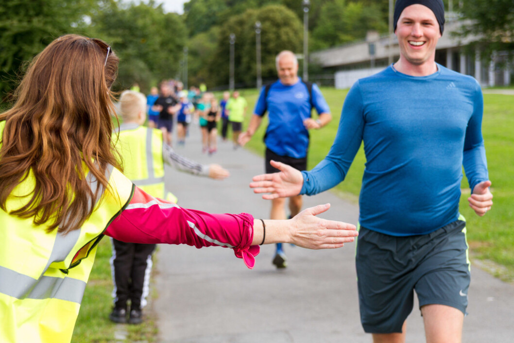 Smilet er viktigere enn farten på løperne, sa Karoline Harding før start. Her får hun et flott smil fra en av deltagerne i løpet. Foto: Kristian Velkovskij Smilet er viktigere enn farten på løperne, sa Karoline Harding før start. Her får hun et flott smil fra en av deltagerne i løpet. Foto: Kristian Velkovskij