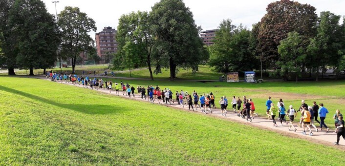 Deltagerne i Parkrun i Tøyenparken dannet et fargerikt bånd gjennom parken. Foto: Anders Høilund Deltagerne i Parkrun i Tøyenparken dannet et fargerikt bånd gjennom parken. Foto: Anders Høilund