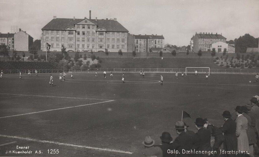 En fotballkamp spilles på Dælenenga på 20-tallet. (Foto: Nasjonalbiblioteket/Wikipedia) En fotballkamp spilles på Dælenenga på 20-tallet. (Foto: Nasjonalbiblioteket/Wikipedia)