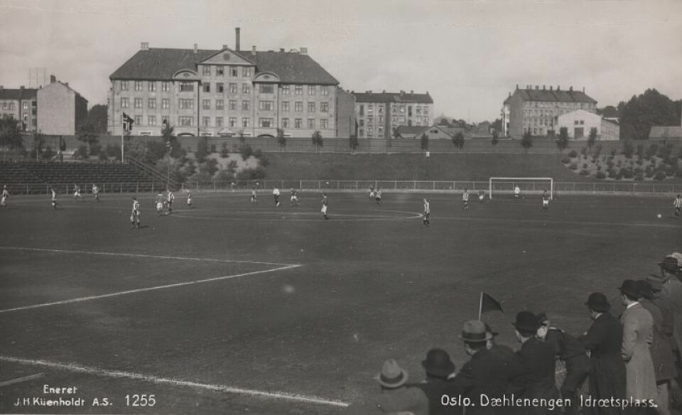 En fotballkamp spilles på Dælenenga på 20-tallet. Foto: Nasjonalbiblioteket