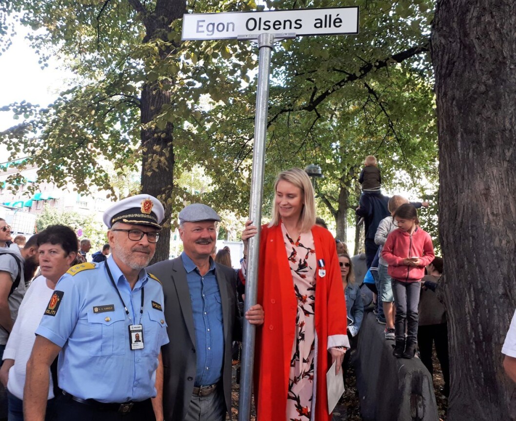 Politimester Hans Sverre Sjøvold, mannen bak navneforslaget Petter N. Myhre, og leder for bydelsutvalget i gamle Oslo Line Oma avduket Egon Olsens allé lørdag. Foto: Christian Boger Politimester Hans Sverre Sjøvold, mannen bak navneforslaget Petter N. Myhre, og leder for bydelsutvalget i gamle Oslo Line Oma avduket Egon Olsens allé lørdag. Foto: Christian Boger