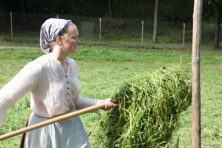 Kirsti Skjervheim viser oss hvordan men legger opp høyet for god tørk. Foto: Hans Magnus Borge Kirsti Skjervheim viser oss hvordan men legger opp høyet for god tørk. Foto: Hans Magnus Borge